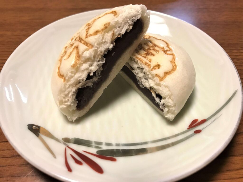 ポンギーでは、毎年7月1日に氷室饅頭を買ってきて、ゲストさんたちと一緒に食べます。金沢の夏の風物詩、「氷室饅頭」。Photo courtesy of Guest House Pongyi