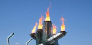 こまがた丸事件のモニュメント壊される、付近のオリンピック聖火台も破損 Vancouver Olympic Flame, Photo by ©Pacific Walkers