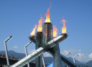 こまがた丸事件のモニュメント壊される、付近のオリンピック聖火台も破損 Vancouver Olympic Flame, Photo by ©Pacific Walkers
