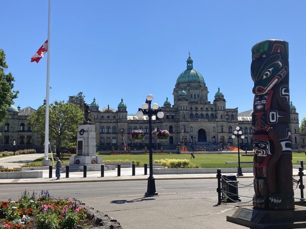 ビクトリア市にあるBC州議事堂の反旗（筆者撮影）。Photo courtesy of Keiko Miyamatsu Saunders 