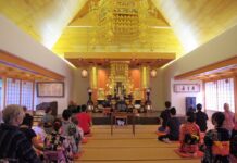 東漸寺で盆法要と盆踊り コキットラムの東漸寺で盆法要。©the Vancouver Shinpo