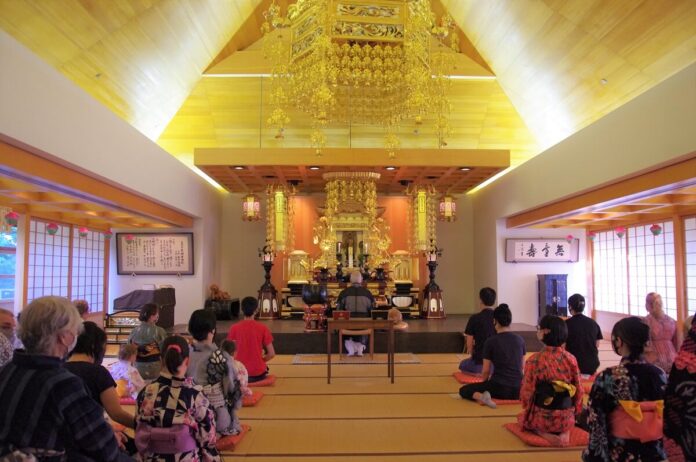 コキットラムの東漸寺で盆法要。©the Vancouver Shinpo