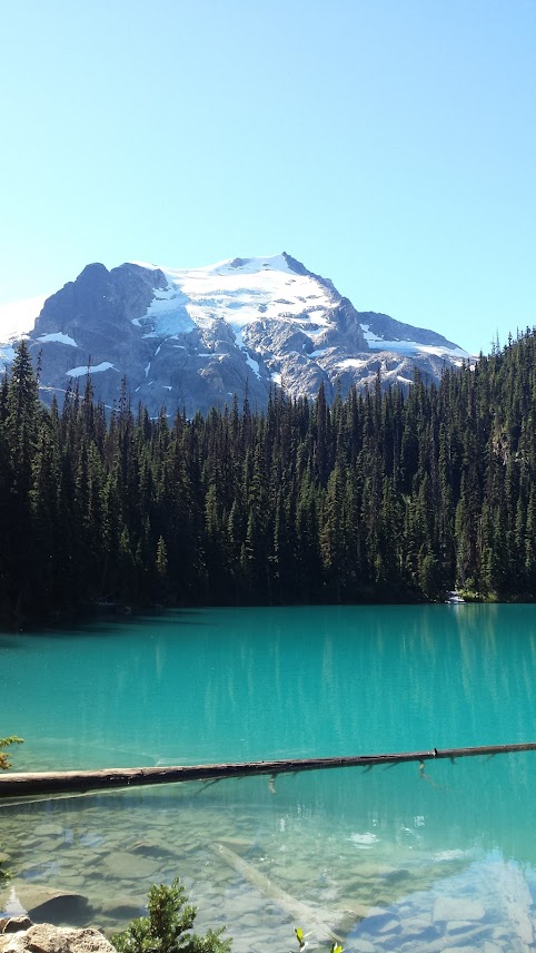 Middle Joffre Lakeまで来ると氷河が近くなってきた。Photo by Keiko Nishikawa