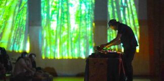 日系文化センター博物館で、規制緩和後はじめての屋内特別イベント Genki Nishidaさんのデジタルプロジェクションとテクノサウンドのコラボ。©Manto Artworks