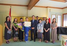 令和2年度外務大臣表彰、JALTA日本語教育振興会への伝達式 令和2年度外務大臣表彰を受賞したJALTA日本語教育振興会(JALTA)の役員の皆さん。左から鈴木知子さん、サマーヴィル美保子さん、本間真理さん、ベイリー智子さん、羽鳥隆総領事、馬目広三さん、村上陽子さん、海老原功さん、ウィルズドン一葉さん、須藤三香さん。©The Vancouver Shinpo