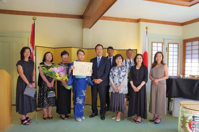 令和2年度外務大臣表彰を受賞したJALTA日本語教育振興会（JALTA）の役員の皆さん。左から鈴木知子さん、サマーヴィル美保子さん、本間真理さん、ベイリー智子さん、羽鳥隆総領事、馬目広三さん、村上陽子さん、海老原功さん、ウィルズドン一葉さん、須藤三香さん。©The Vancouver Shinpo