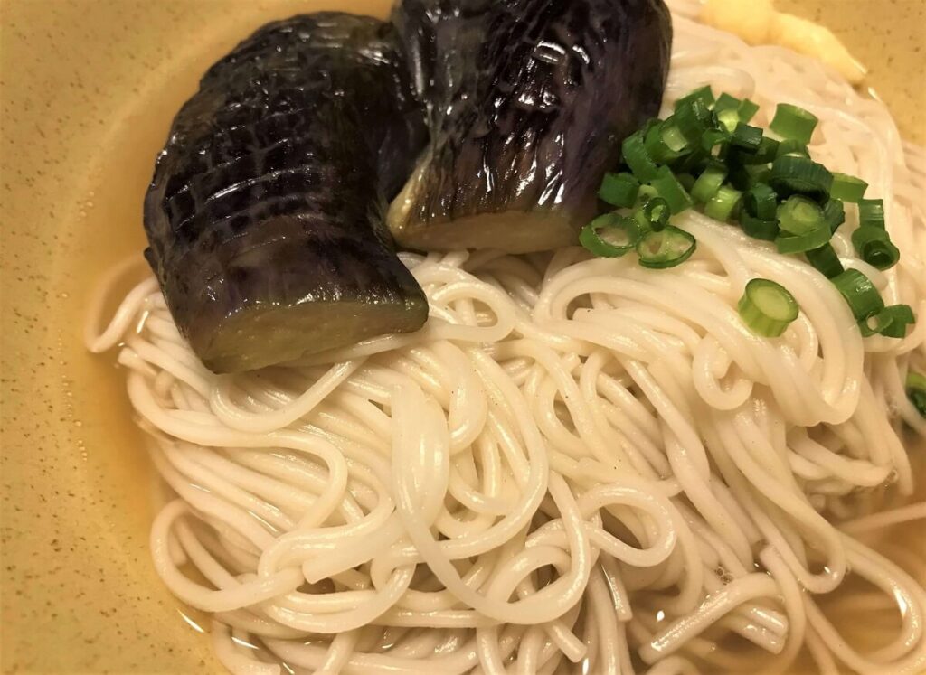 夏の定番であるそうめんとナスを文字通り合体させた、ナスそうめん。©The Vancouver Shinpo