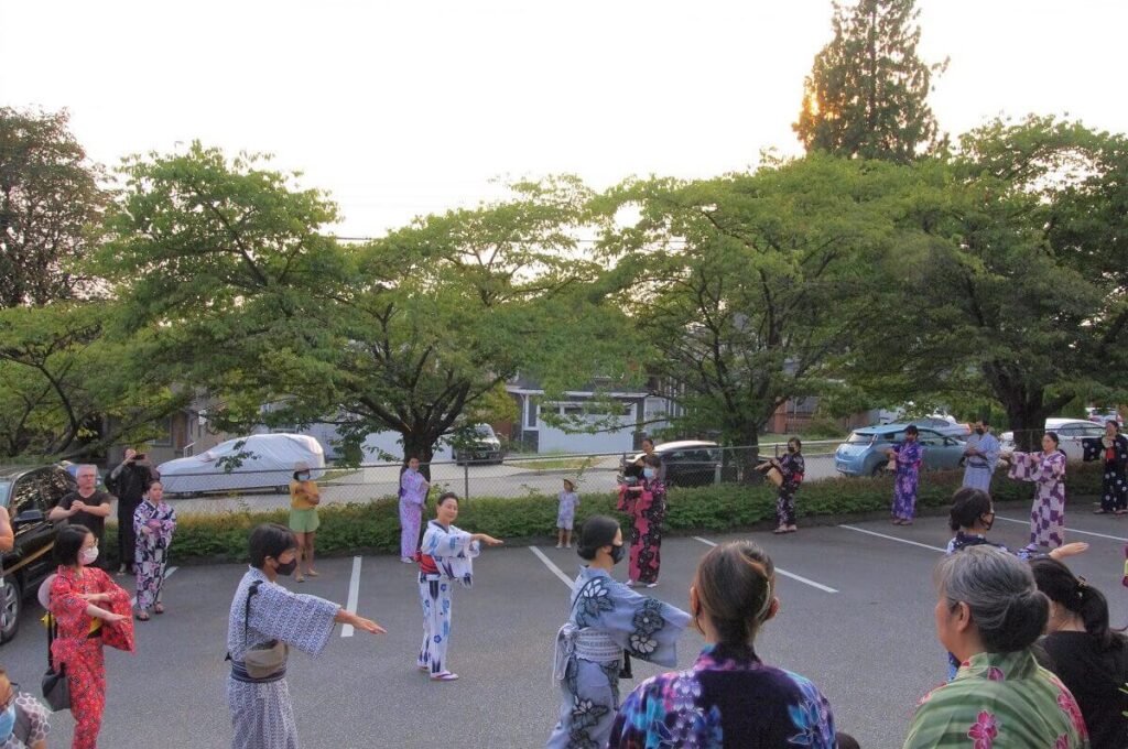 彩月会の西川佳洋師範らのリードで盆踊り。©the Vancouver Shinpo