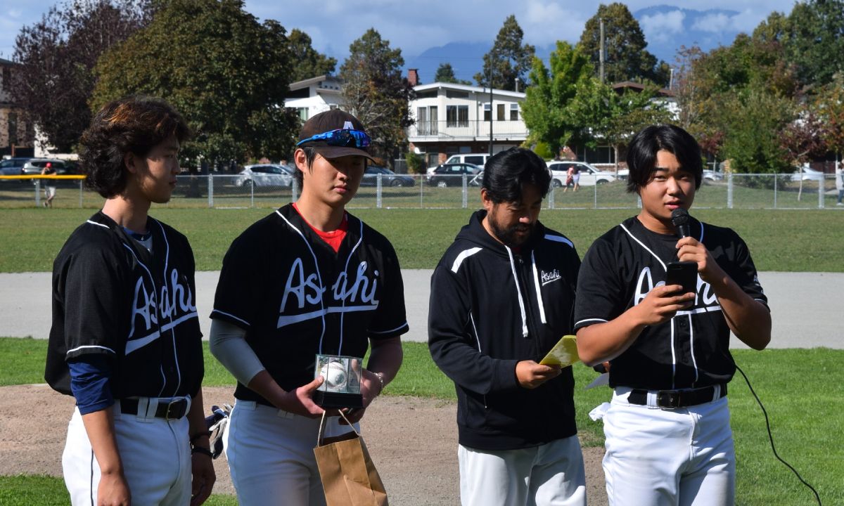 Koichi Kaminishi Awardを受賞しあいさつするカイ・オクヤマ選手（右端）。過去に同賞を受賞したモンタロウ・ウエヤマ選手（左端）、ヒロ・ヤマモト選手（左から２番目）から贈られた。2021年9月12日バンクーバー市ナナイモパーク。Photo by © Vancouver Shinpo