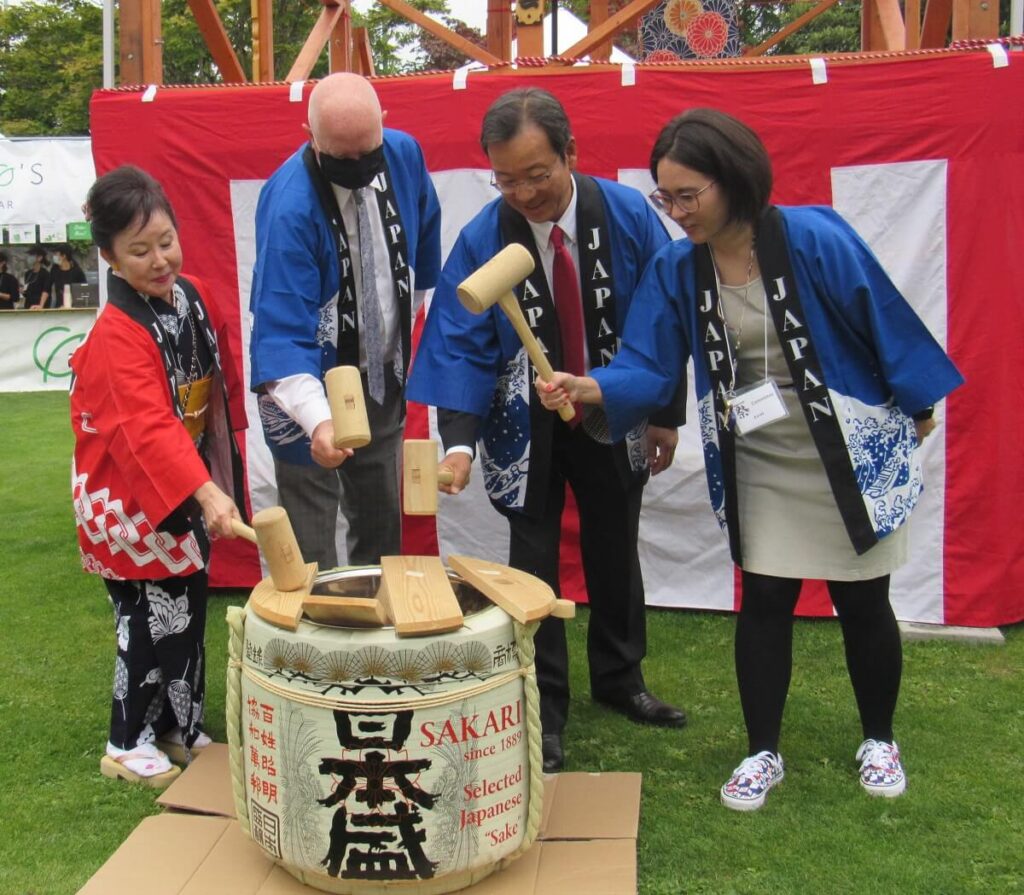 羽鳥総領事、ハーリー市長、日系祭り実行委員長のルイーズ阿久沢さん、日系センター・エグゼクティブ・ディレクターのケーラ・ゴシンモン・フォスターさんによる鏡割り。©the Vancouver Shinpo