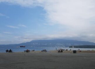 最新情報、盛りだくさん!カナダ大使館の留学フェア キツラノビーチ。Photo by Keiko Nishikawa