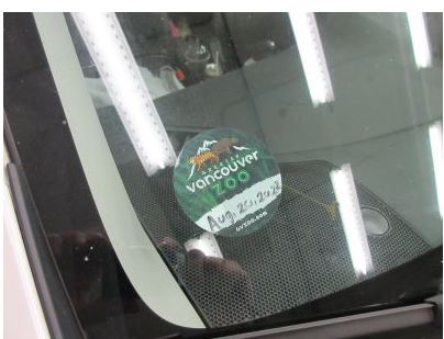 オノテラさんの車に貼ってあるバンクーバー動物園のステッカー。Photo courtesy of Langley RCMP