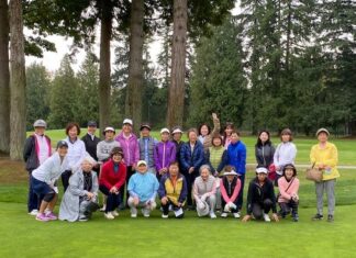 華やかに、50回目を迎えたスーパーレディースゴルフ大会 記念すべき第50回大会に参加した皆さん。写真提供 塩入勝子さん