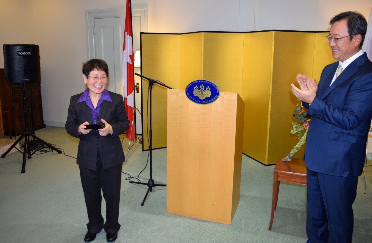勲章を手に笑顔を見せる津田氏（左）。Photo by © The Vancouver Shinpo