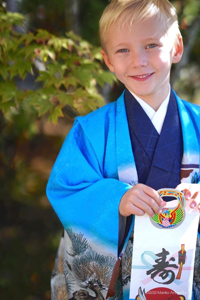 千歳飴を持った5歳の男の子。Photo courtesy of 和の学校＠東漸寺