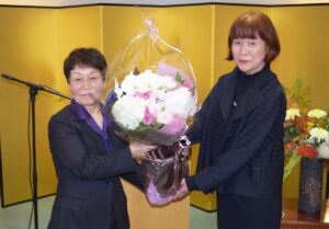 日系女性企業家協会（JWBA）黒住会長から花束贈呈。Photo by © the Vancouver Shinpo