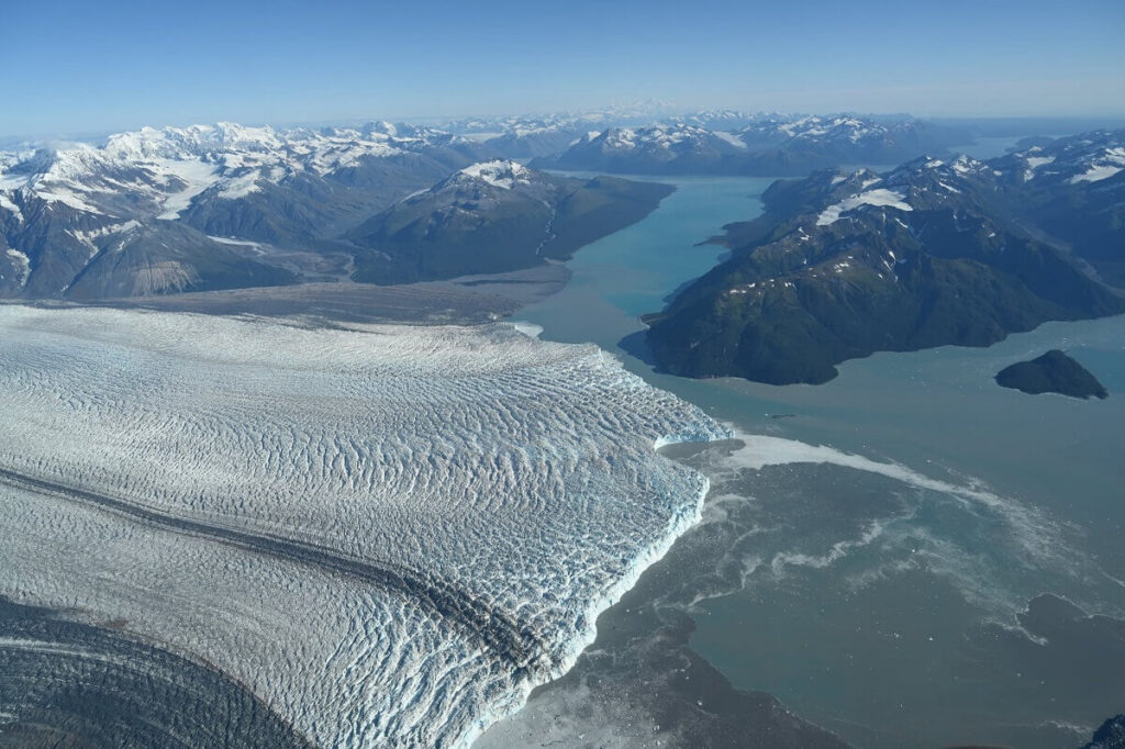 氷河が海に溶け落ちるのを見ることができるハブバード氷河。写真提供 種村幸治さん