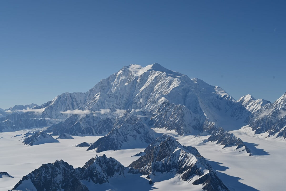 バンクーバーから車で片道2800キロ、神秘の大地、ユーコンへ 2 高度3,500メートルを飛んで、ローガン山のそばまで。写真提供 種村幸治さん