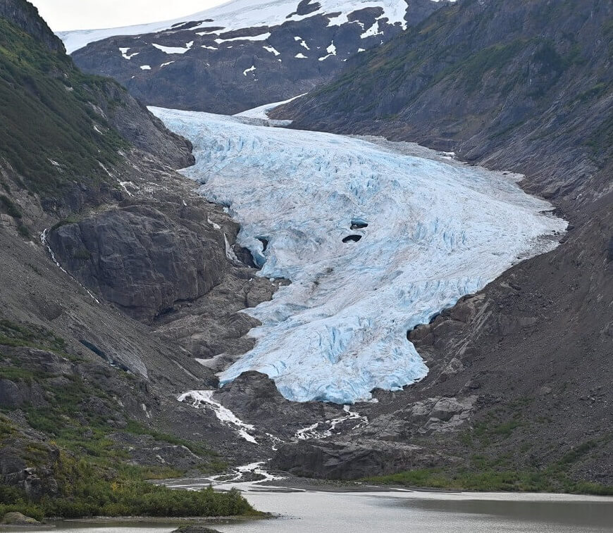 2年前に訪れた時から随分後退してしまったベア氷河。写真提供 種村幸治さん