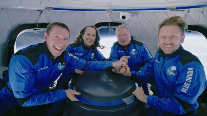 ン・カーク」を演じた、ウィリアム・シャトナーさんら4人が宇宙旅行をした。Photo courtesy of Blue Origin
