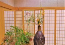 訪れた人を魅了した、秋を彩る生け花展 入り口に展示された、秋の雰囲気たっぷりの池坊の作品。©the Vancouver Shinpo