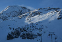 ウィスラーマウンテンが2021-22年シーズン終了、ブラッコムは5月23日まで ウィスラー名物、ピークエクスプレス。腕自慢はリフト側をチャレンジ、景色堪能の人は迂回路を使って雄大な景色を楽しもう。©the Vancouver Shinpo