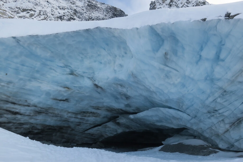 上級者向けのブラッコム氷河コースから、ちょっと外れたところにある氷河のケーブ。この数年見ることができているが、今シーズンはどうだろう？©the Vancouver Shinpo