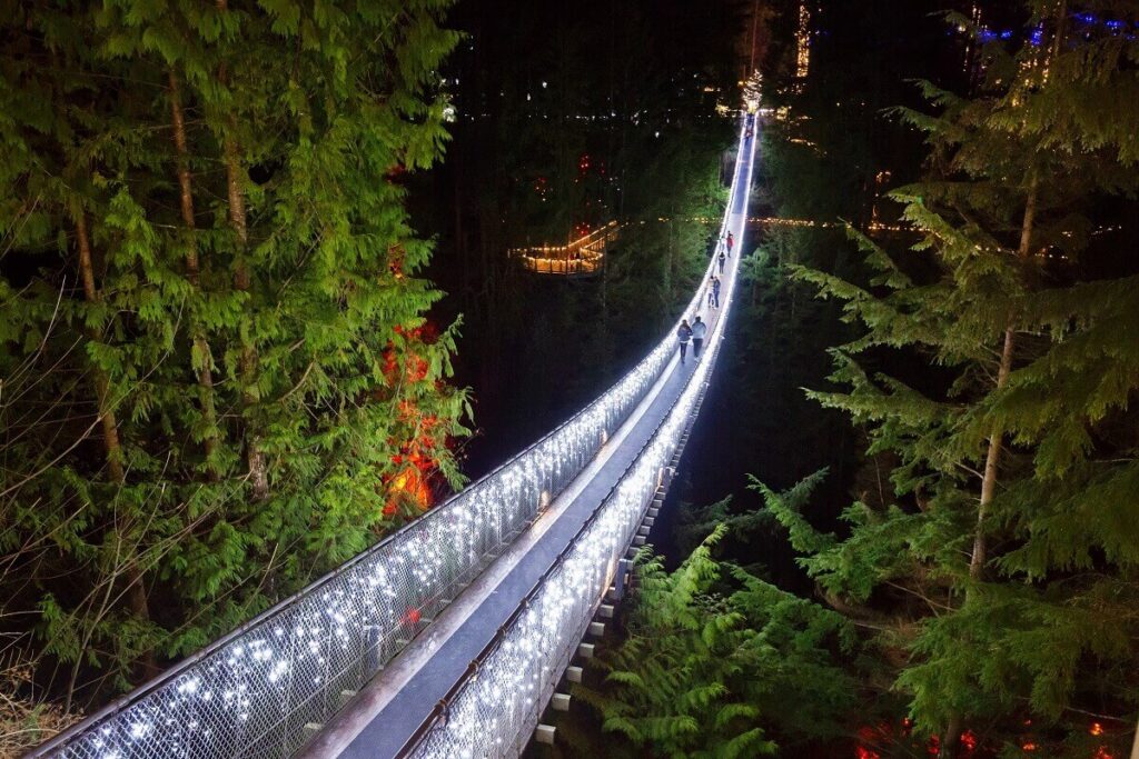 キャピラノ吊り橋のイルミネーション。Photo courtesy of Capilano Suspension Bridge Park