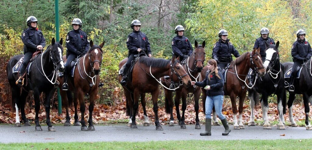 規制線の外では、騎馬警官も警備に当たった。Photo by ©︎ 古川透 / バンクーバー新報