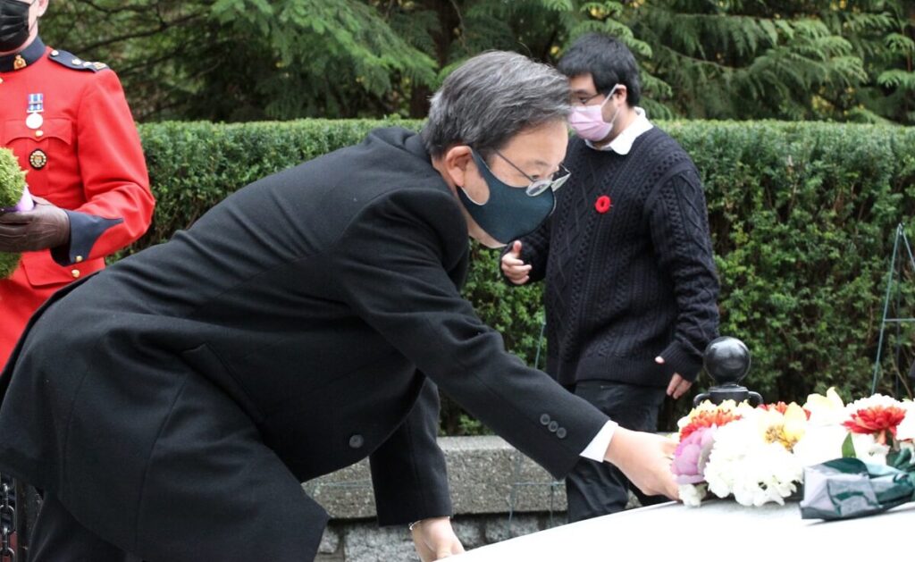 花輪を献花する羽鳥隆・在バンクーバー日本国総領事。Photo by ©︎ 古川透 / バンクーバー新報