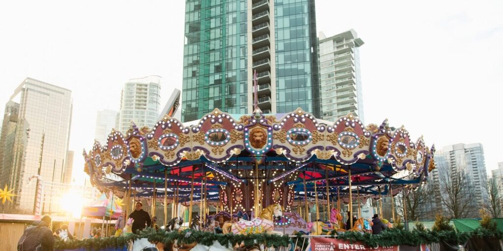 子ども連れに人気のメリーゴーランドもある。Photo courtesy of   Vancouver Christmas Market/ Lindsay Elliot