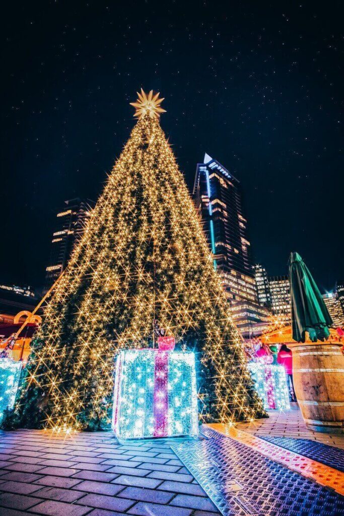 ウォークインクリスマスツリーも登場。Photo courtesy of   Vancouver Christmas Market/ Lindsay Elliot