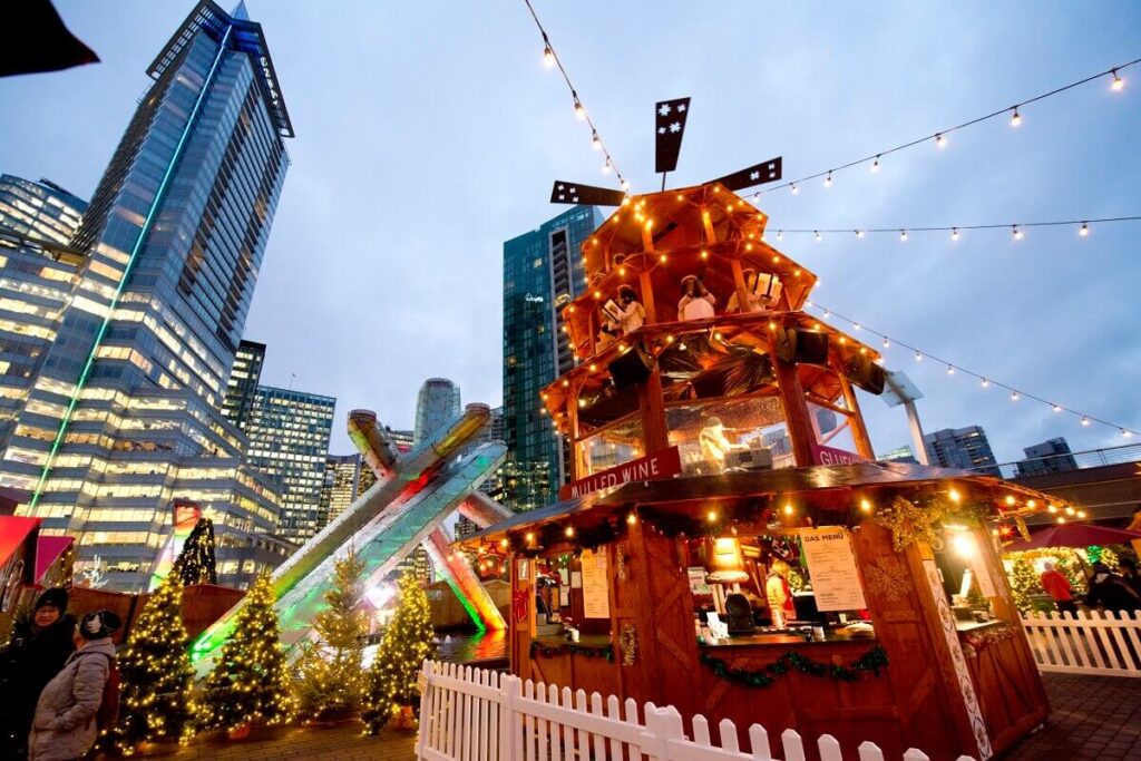 聖火台もクリスマスの雰囲気に。Photo courtesy of Vancouver Christmas Market/ Lindsay Elliot