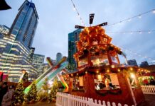 バンクーバーの冬の風物詩「バンクーバー・クリスマス・マーケット」 聖火台もクリスマスの雰囲気に。Photo courtesy of Vancouver Christmas Market/ Lindsay Elliot