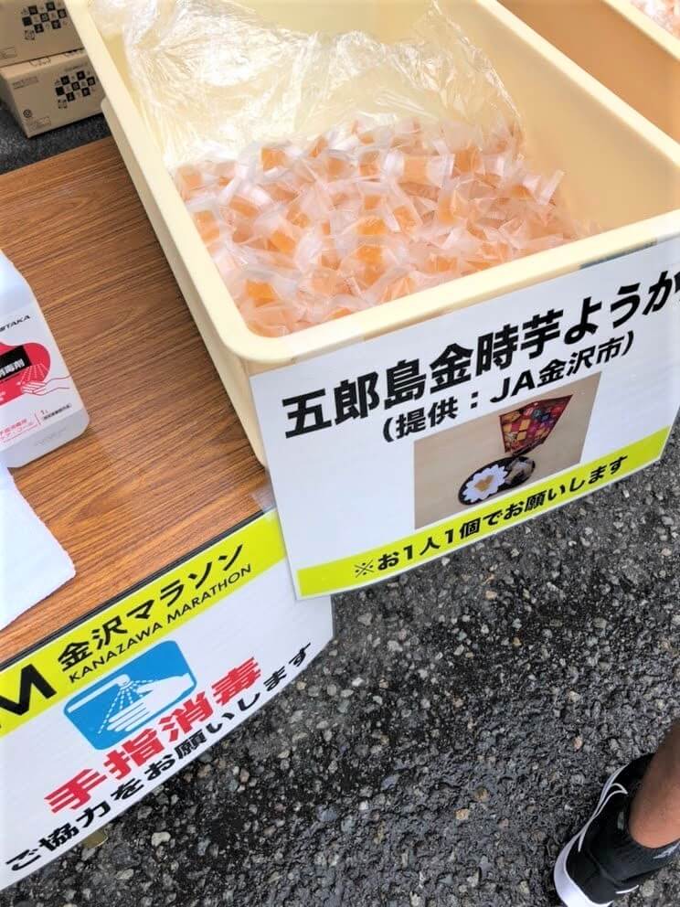ランナーさんたちが楽しみにしている「給食」。石川県の銘菓や特産品を味わうことができます。photo courtesy of H.N 