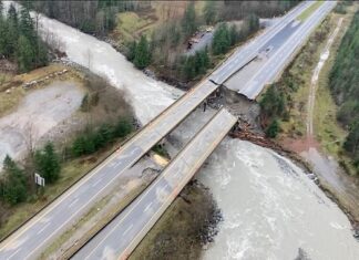 BC州、豪雨被災者への緊急支援金の給付拡大 2021年の豪雨でBC州は大きな被害を受けた。Photo courtey of BC Ministry of Transportation and Infrastructure