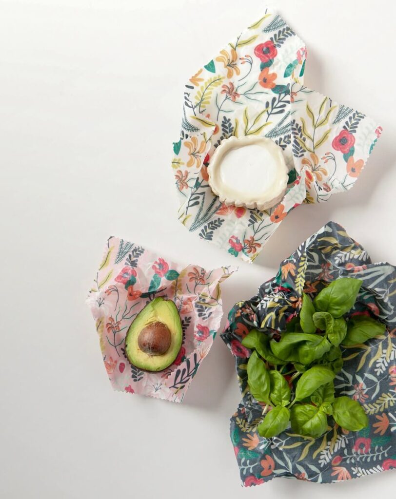 野菜や果物などを包むラップとして使用できる。手の温度で暖めて成形するビーズワックス。Photo courtesy of Gifts and Things