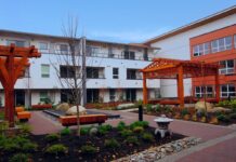 スティーブストン仏教会の敷地にオープンした、シニアホーム、ウィステリアプレース 2階部分には池のある中庭。住人がガーデニングを楽しむことができるテラスもある。©The Vancouver Shinpo