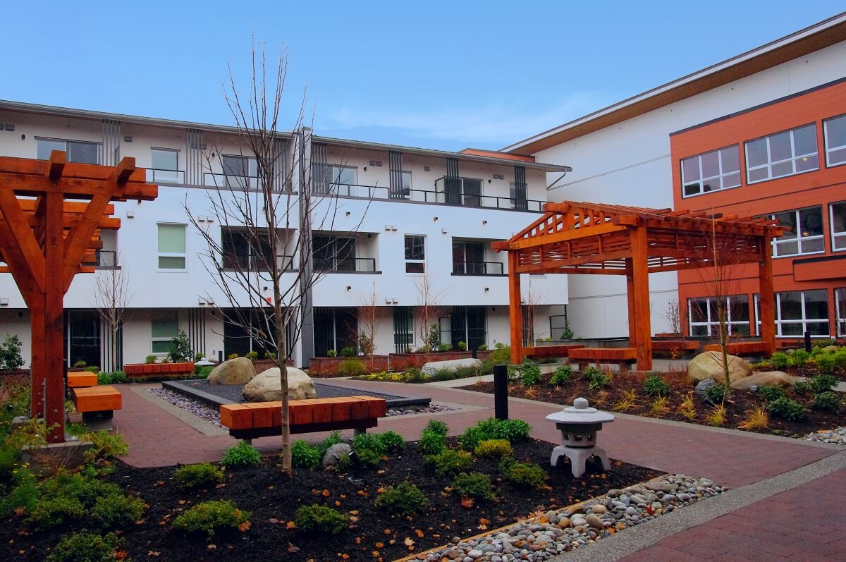 スティーブストン仏教会の敷地にオープンした、シニアホーム、ウィステリアプレース 2階部分には池のある中庭。住人がガーデニングを楽しむことができるテラスもある。©The Vancouver Shinpo