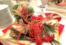 「料理で華やかに迎える新年」在バンクーバー総領事館 公邸料理人竹内シェフに聞く(更新) 祝い鯛と伊勢海老の正月飾り。Photo courtesy of Consulate-General of Japan in Vancouver