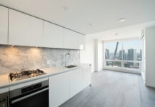 コロナ禍で変わった住まいのニーズ バンクーバーの不動産・住宅事情 光沢を抑えたブラッシング仕上げのキッチンキャビネットが人気。Photo courtesy of Oak West Realty Ltd.