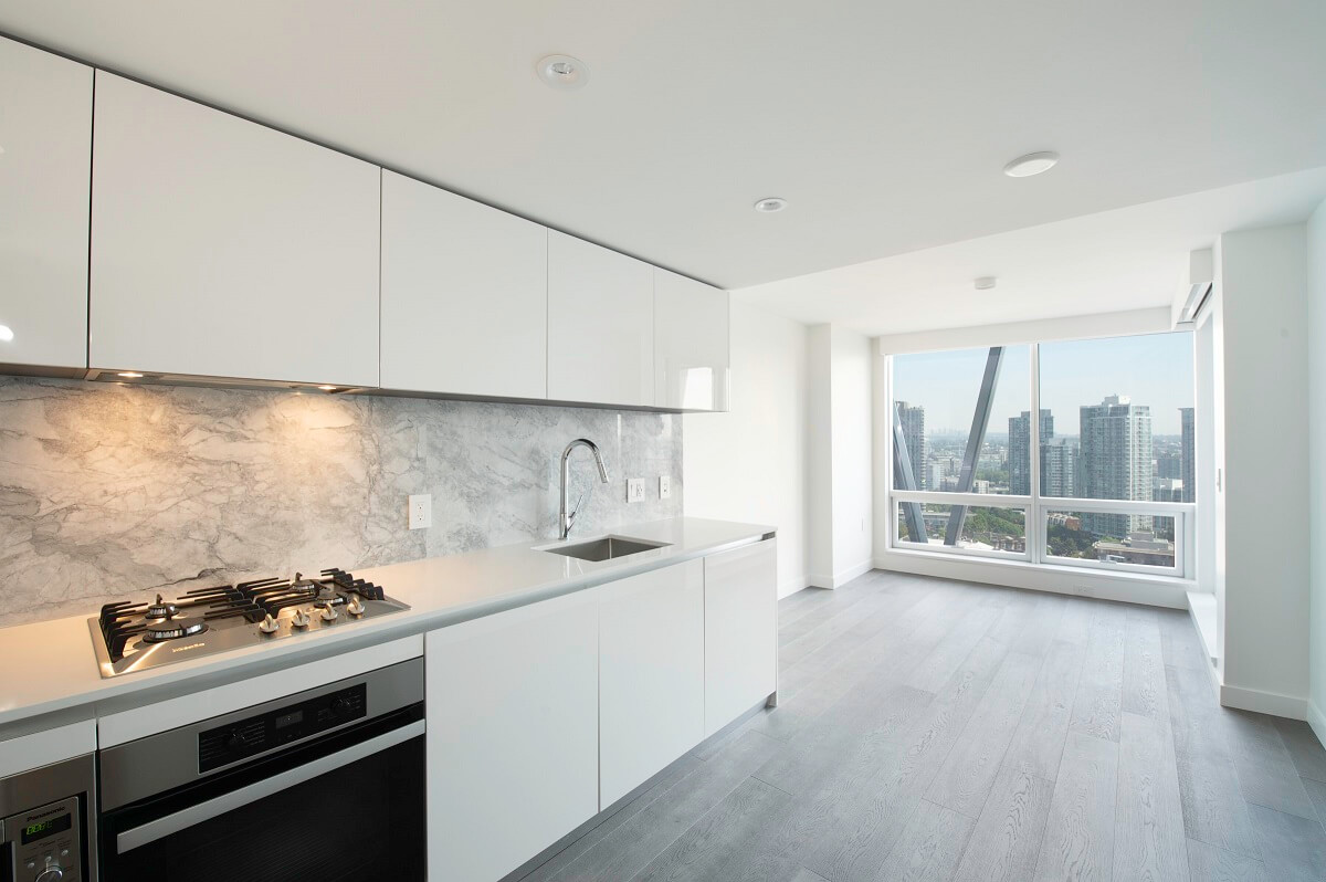 コロナ禍で変わった住まいのニーズ バンクーバーの不動産・住宅事情 光沢を抑えたブラッシング仕上げのキッチンキャビネットが人気。Photo courtesy of Oak West Realty Ltd.