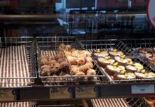 ティムホートンズとジャスティン・ビーバーがコラボ 一口大のドーナツ、Timbitsの新しいフレーバー、Timbiebs。©the Vancouver Shinpo