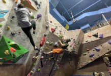 スポーツクライミングを楽しもう ウィスラークライミングジムのボルダリング。©The Vancouver Shinpo