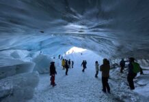 神秘的な氷の洞窟アイスケイブ、今冬もブラッコムに出現 ケイブの中に入るのは自己責任で。Photo by Hideo Noguchi