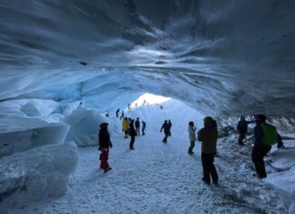 神秘的な氷の洞窟アイスケイブ、今冬もブラッコムに出現 ケイブの中に入るのは自己責任で。Photo by Hideo Noguchi