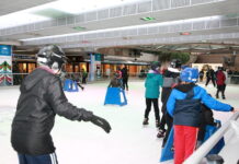 冬ならではのレジャー、アイススケートを楽しもう ロブソンスクエアでは無料でアイススケートが楽しめる。Photo courtesy of Province of British Columbia