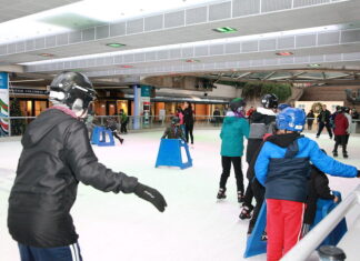 冬ならではのレジャー、アイススケートを楽しもう ロブソンスクエアでは無料でアイススケートが楽しめる。Photo courtesy of Province of British Columbia