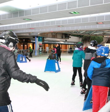 冬ならではのレジャー、アイススケートを楽しもう ロブソンスクエアでは無料でアイススケートが楽しめる。Photo courtesy of Province of British Columbia