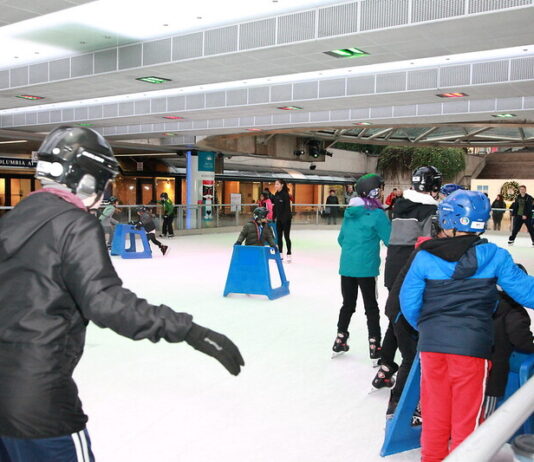 冬ならではのレジャー、アイススケートを楽しもう ロブソンスクエアでは無料でアイススケートが楽しめる。Photo courtesy of Province of British Columbia